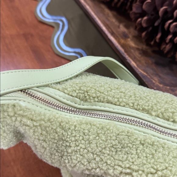 Anthropology mali + lili Green Sherpa Crossbody Bag NWOT - Picture 7 of 12